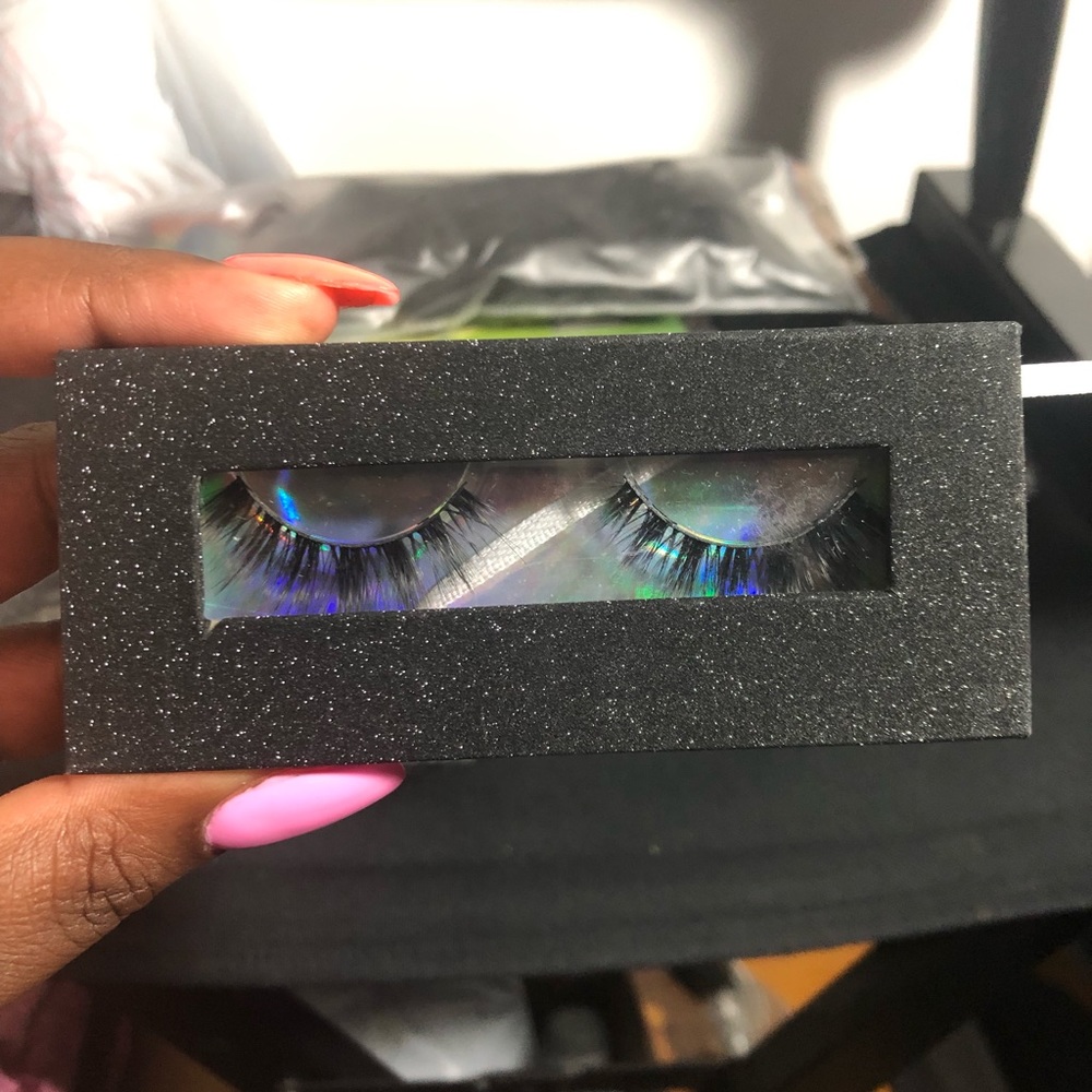 Lashes - Picture 3 of 3